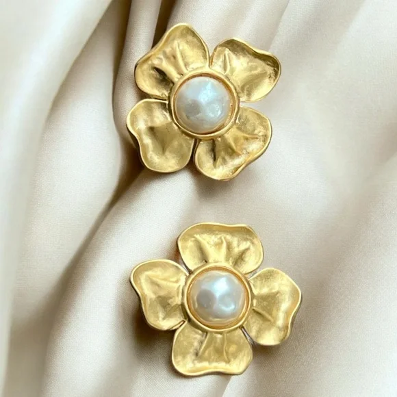 Vintage 80s GIVENCHY Matte Gold Plated Flower Pearl Clip On Statement Earrings - Picture 5 of 17